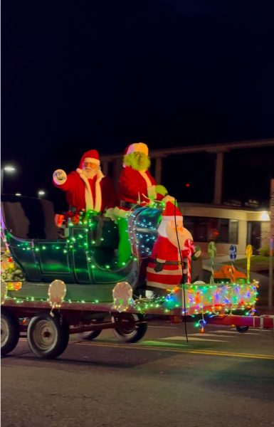 Navigation to Story: Santa’s Holiday Light Parade 2024